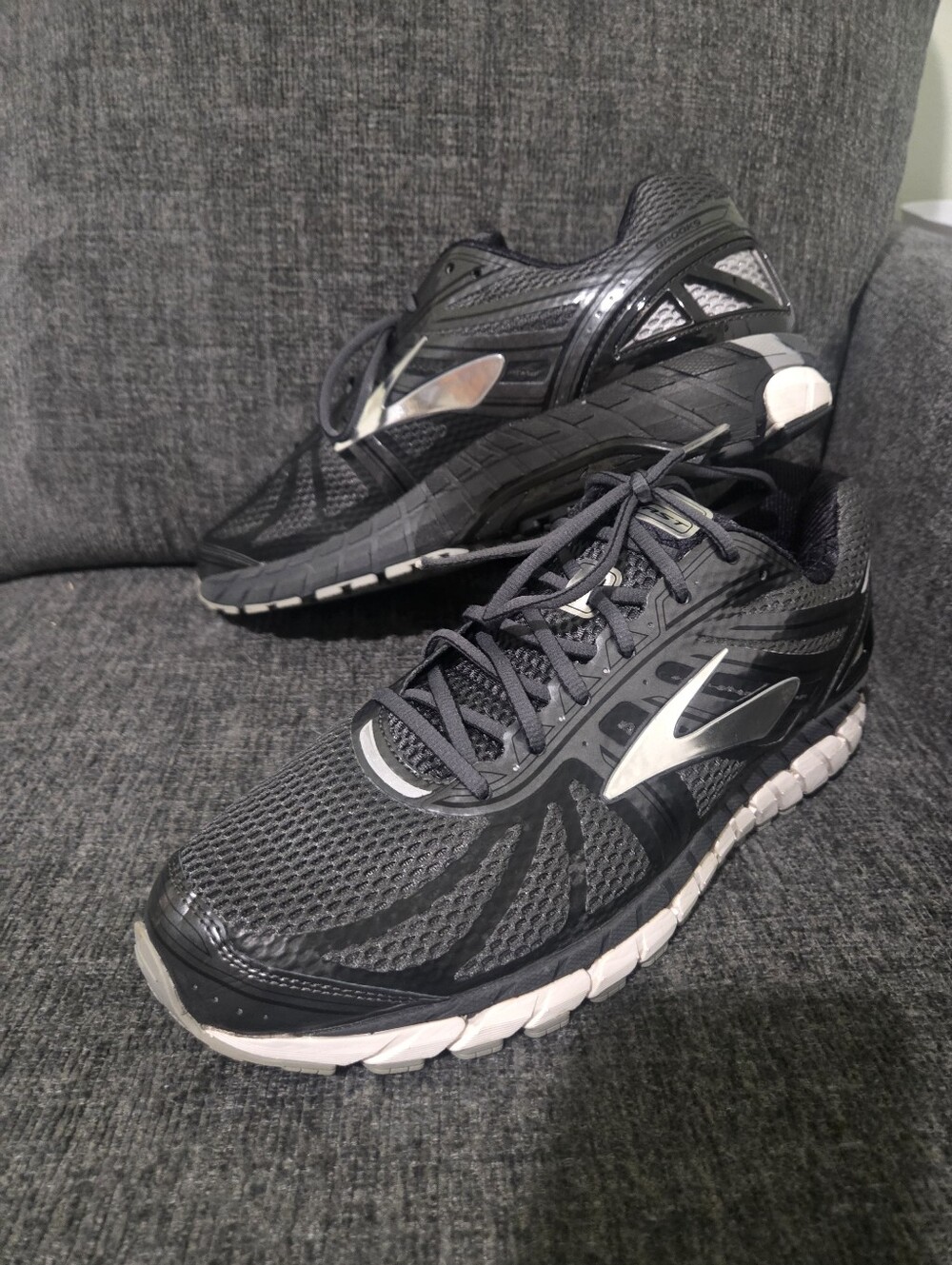 Brooks Men's Black and Silver Lightweight Running Shoes